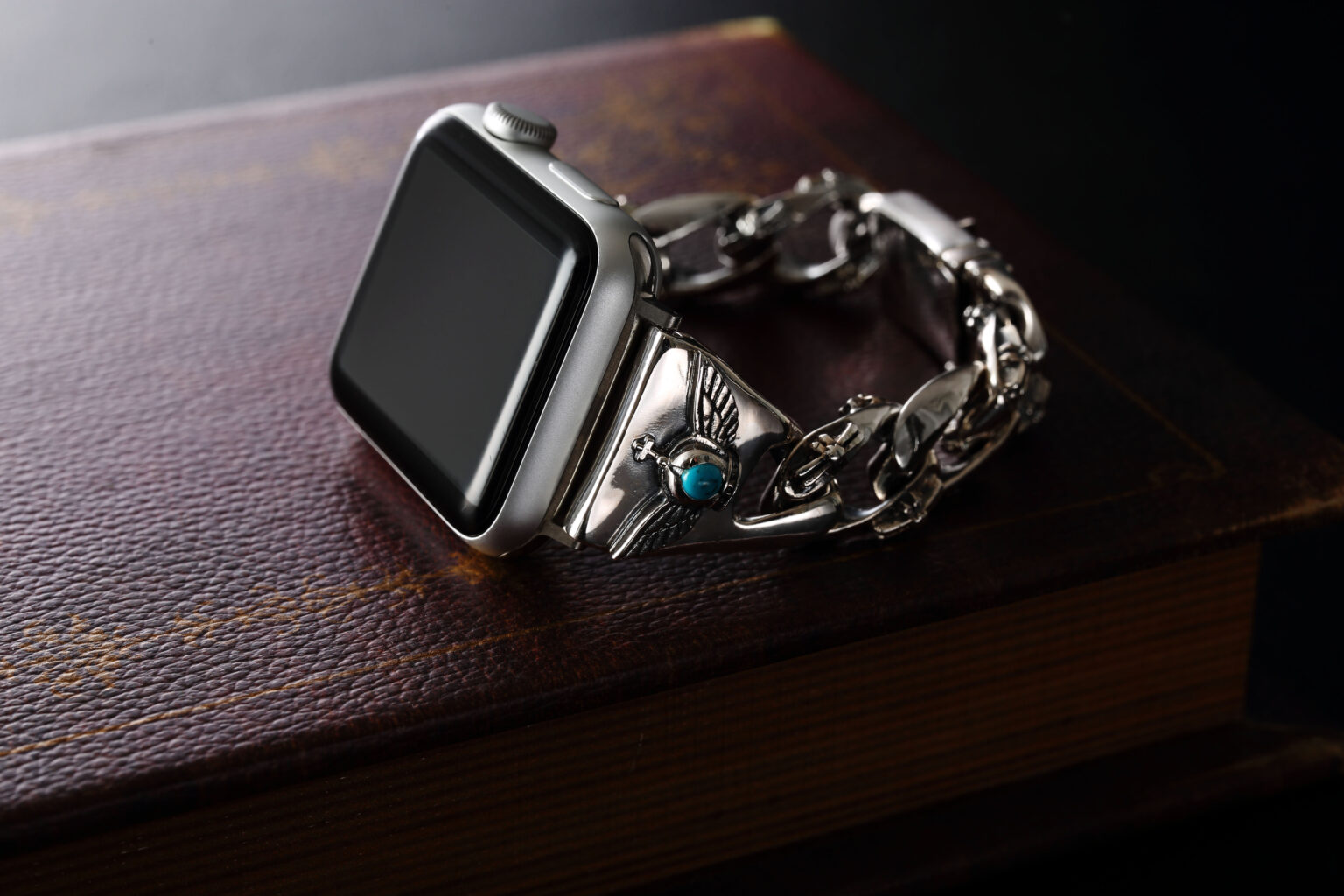 シルバー925の輝きと重厚感でApple Watchが「魅せる高級時計」に。魔娑斗も着用のApple Watchバンドが先行予約を開始