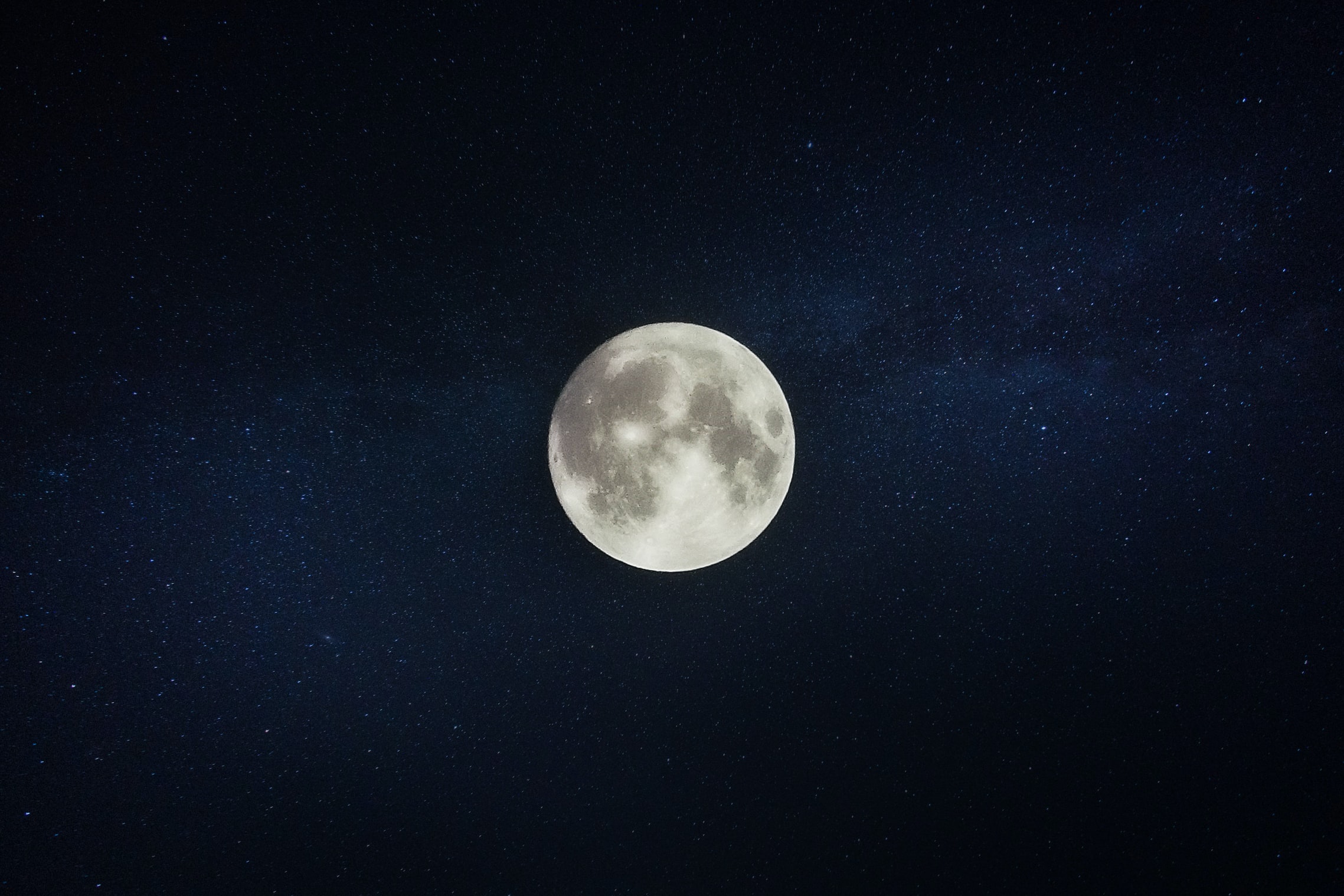 夜空と月のイメージ。iOS 27の配信が日本では深夜になることを示すイメージ写真
