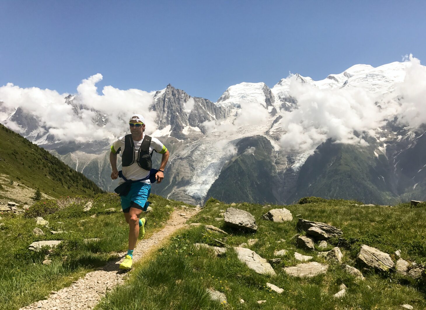 山道を走るトレイルランナー(運動・フィットネス)のイメージ画像。スマートウォッチ本体は写っていない。
