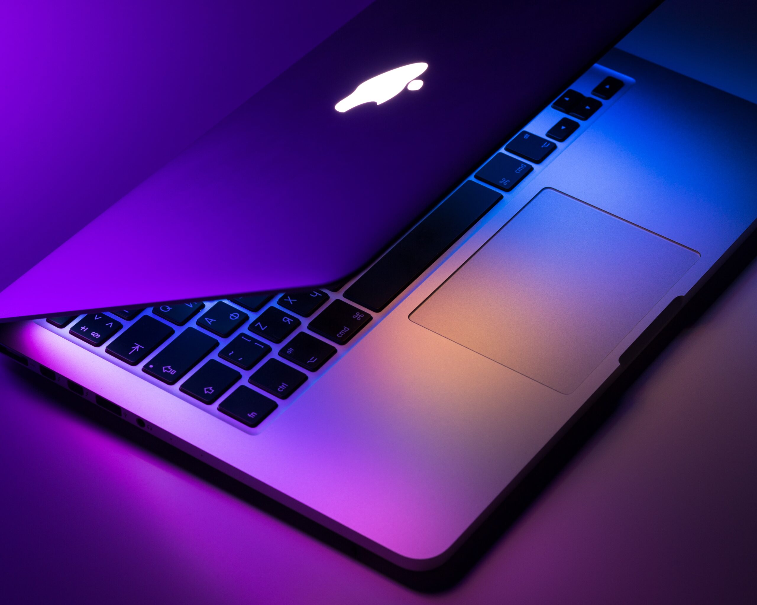少しだけ開いたMacBookのキーボードとトラックパッド