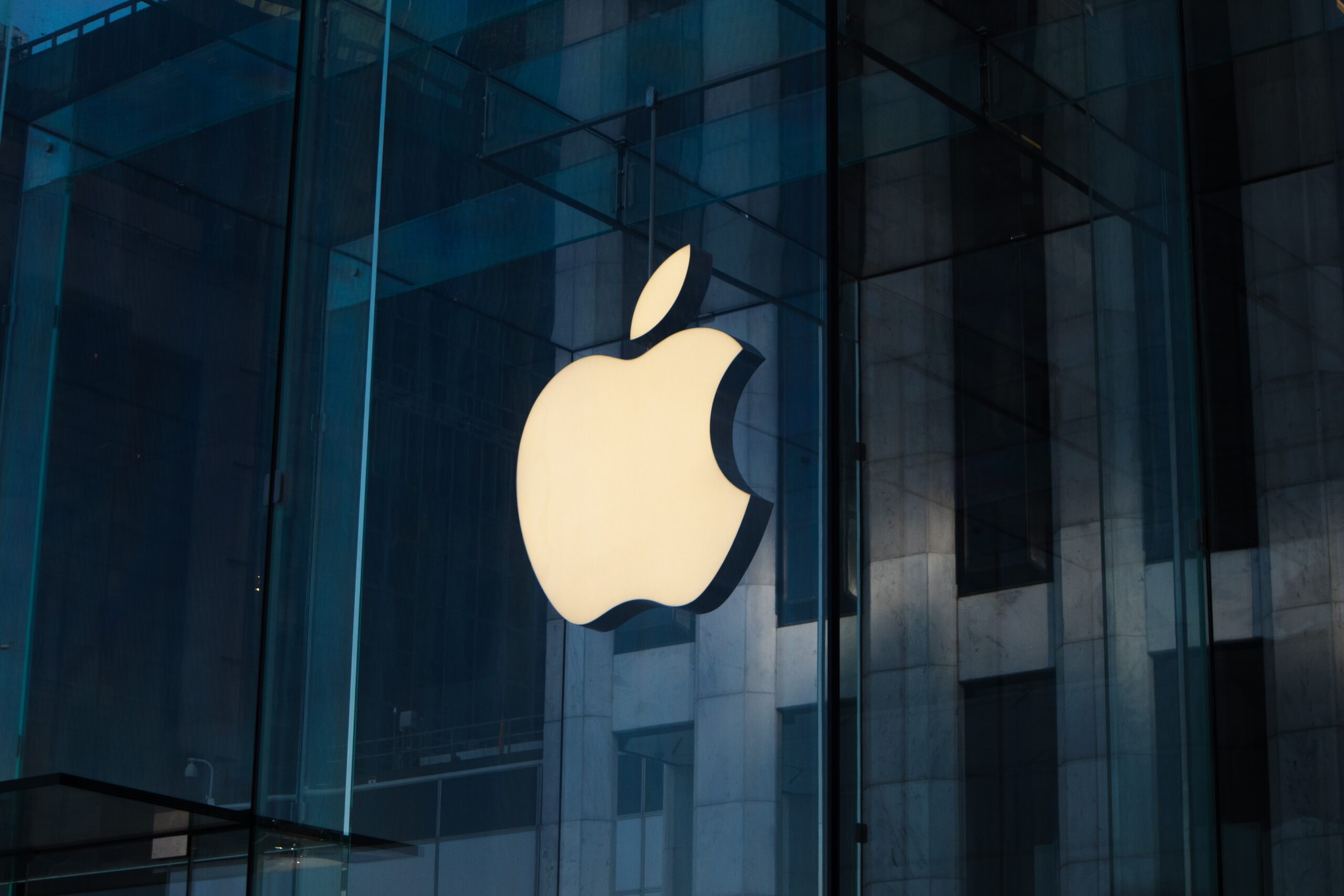 Appleロゴが掲げられたビルのイメージ画像