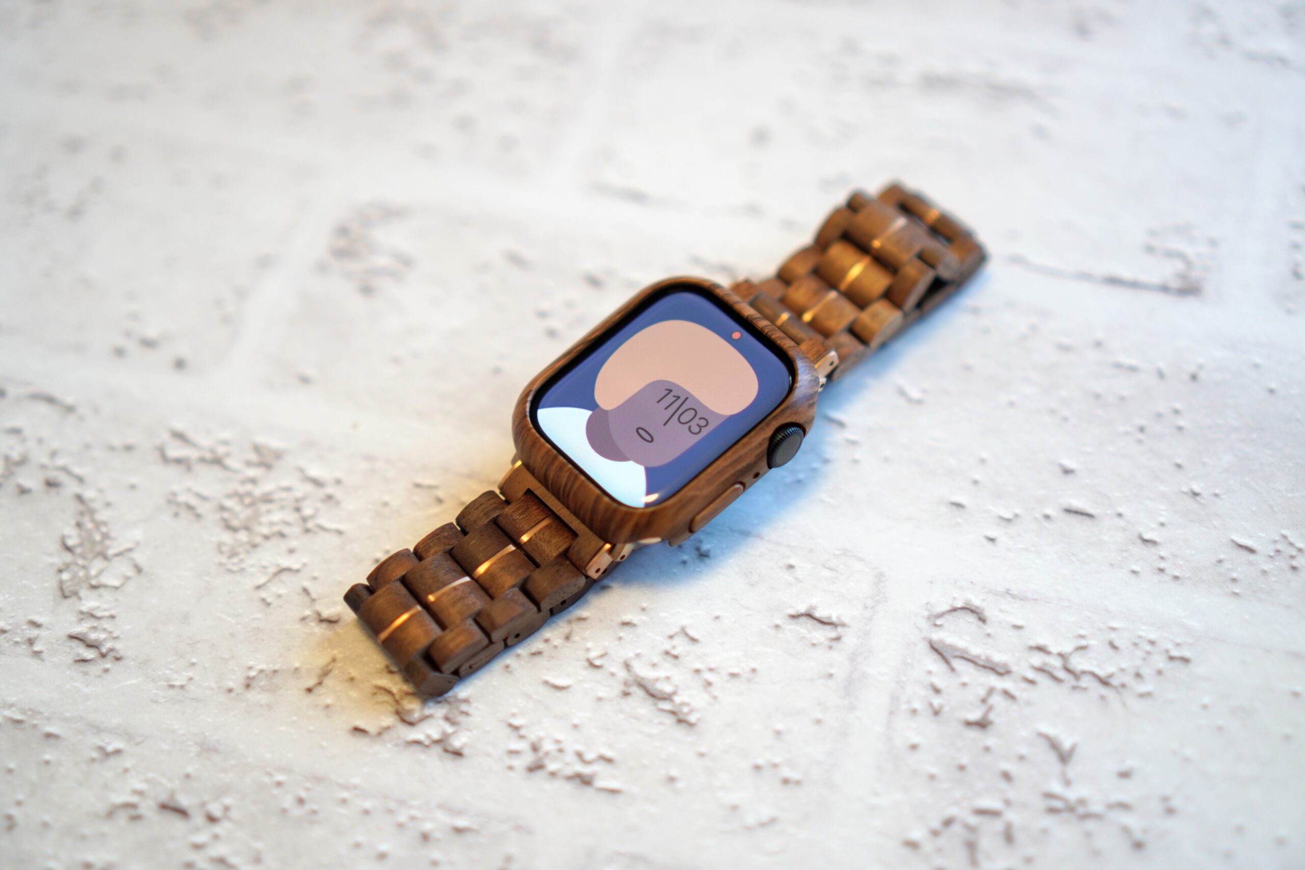 まるで木製の腕時計！ 天然木のApple Watchバンドは見た目も付け心地も最高だった！！ | スマートウォッチライフ