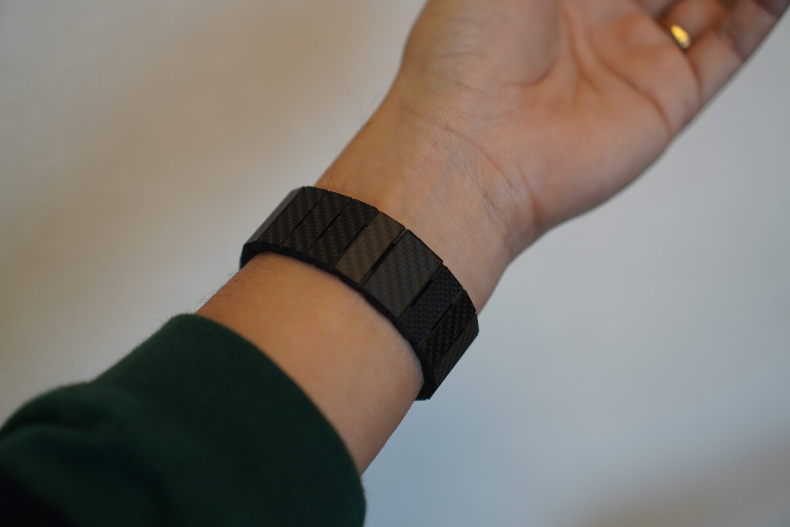 PITAKAの100%カーボン製Apple Watchバンドの実機写真