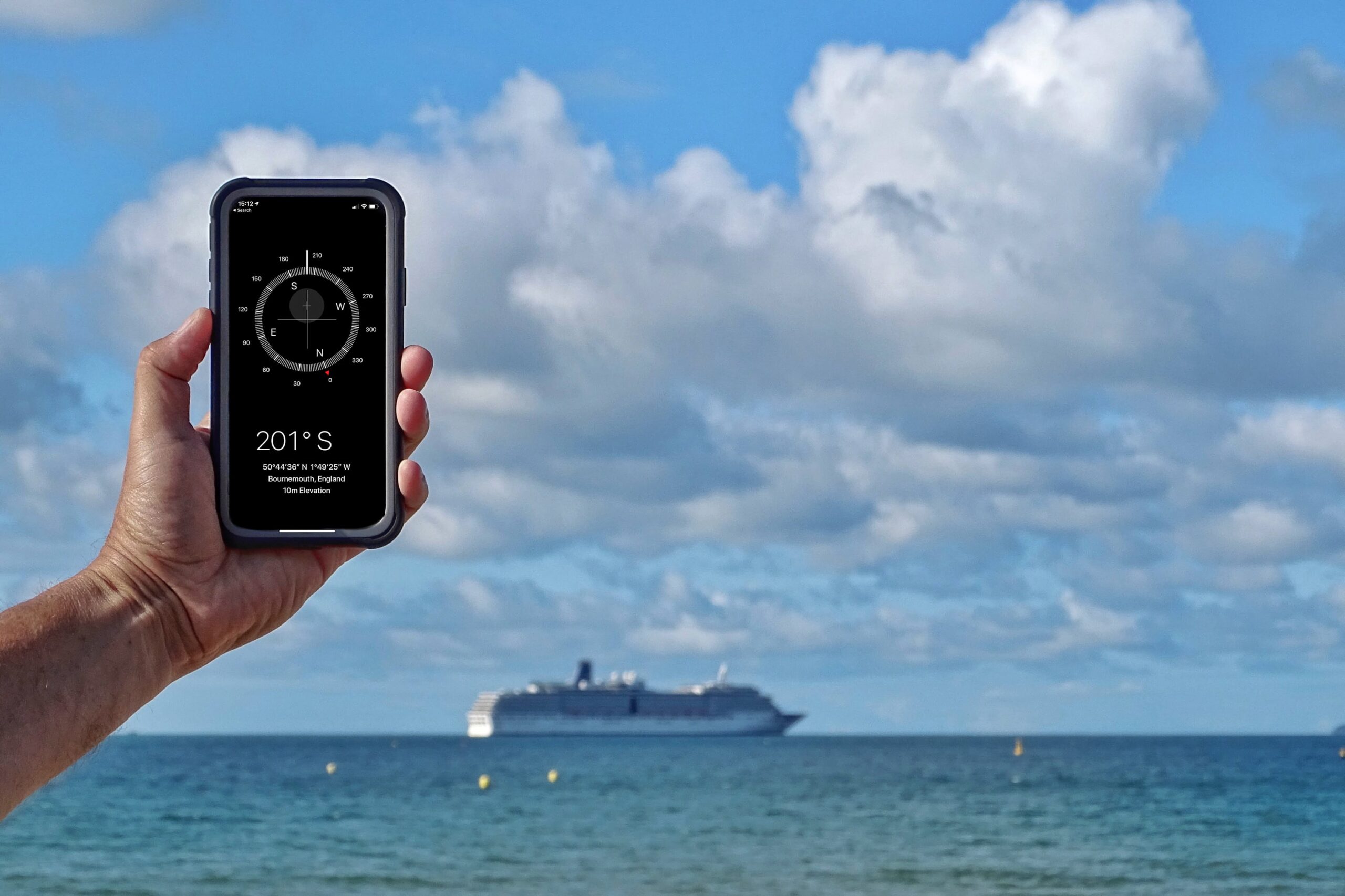 海とスマートフォン(コンパスアプリ)のイメージ画像