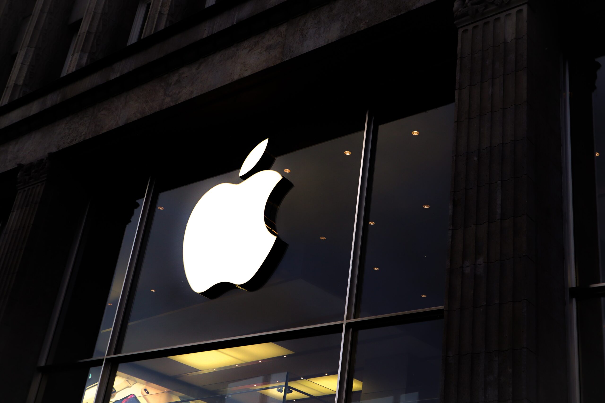 Appleロゴが掲げられた店舗のイメージ画像