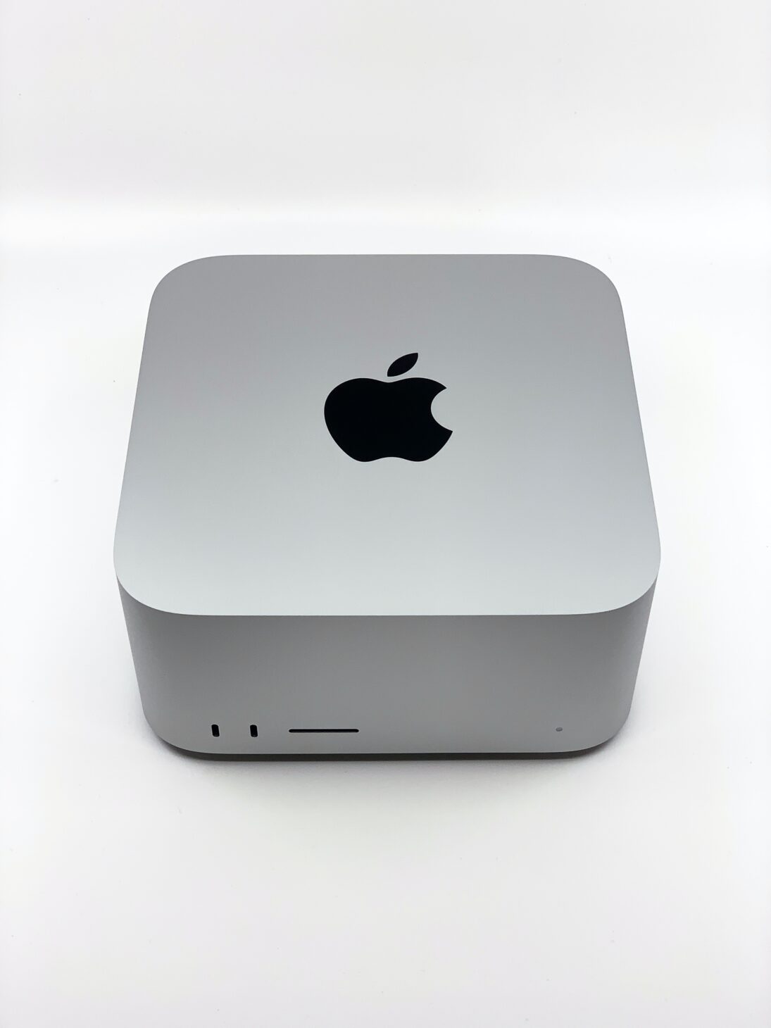 白背景に置かれたシルバーのMac Studio本体を正面から撮影
