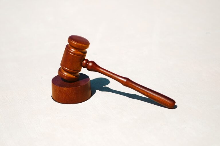 裁判用のガベル。AppleとOpenAIの企業秘密訴訟は仮差止命令の段階に入った