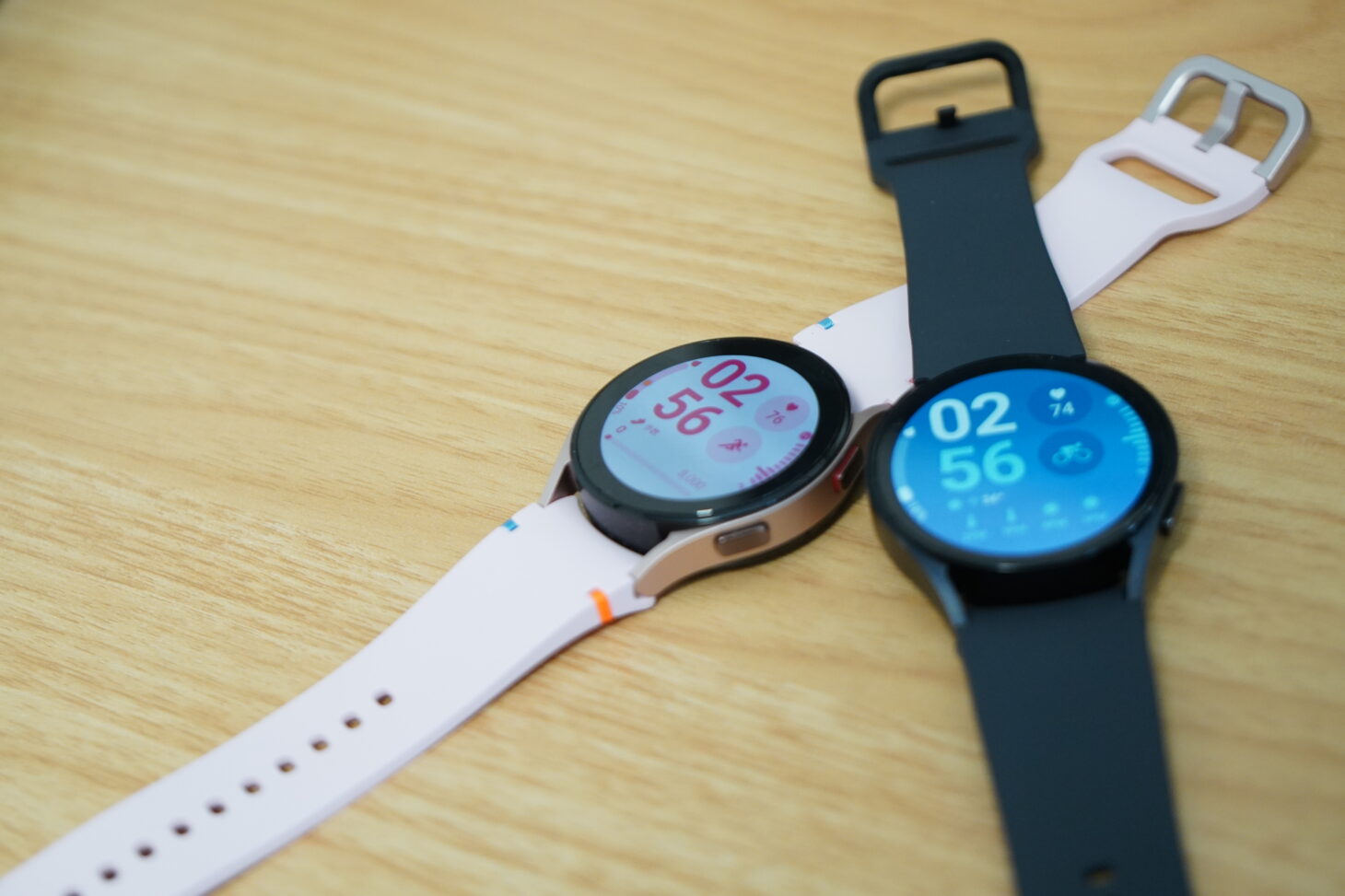 ピンクと黒のGalaxy Watchを2台並べて文字盤を表示した様子
