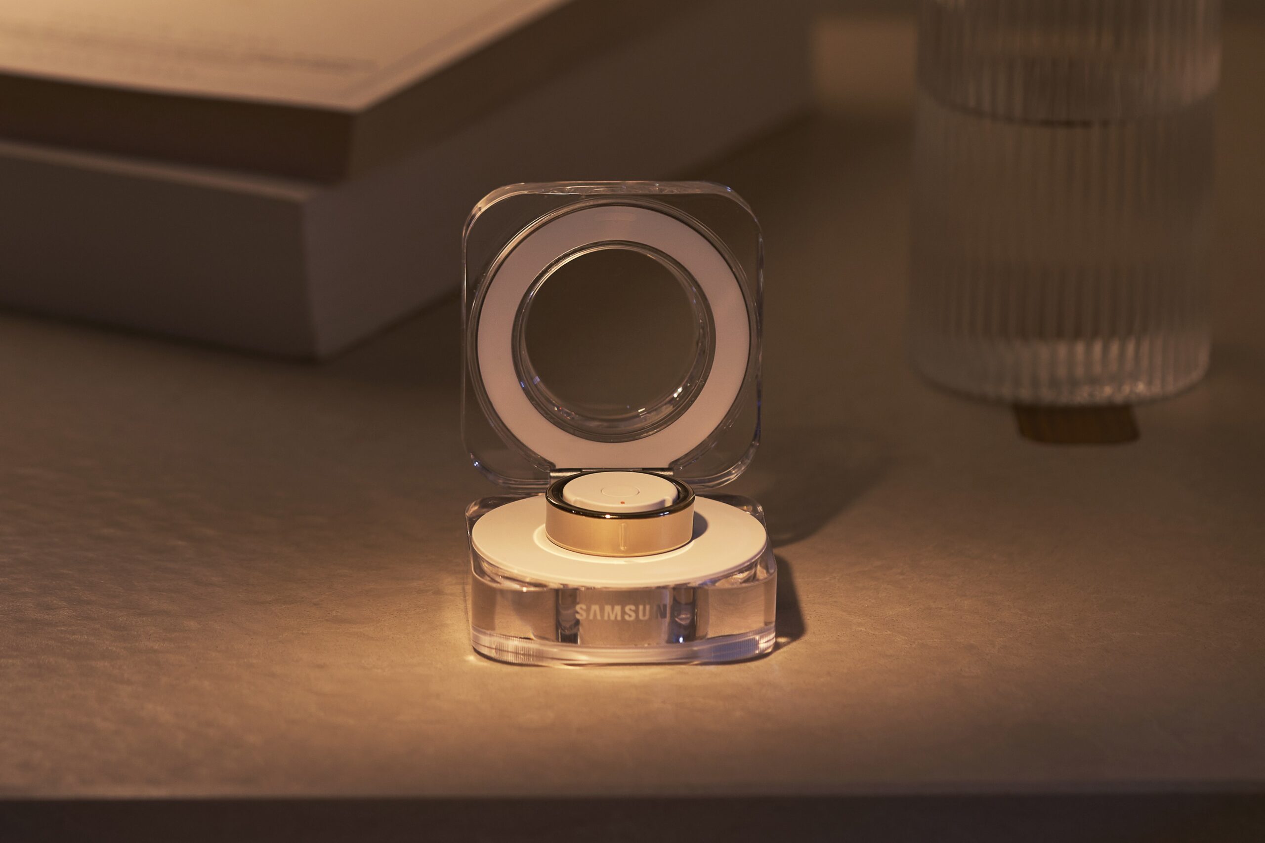 透明なケースに収まったGalaxy Ring