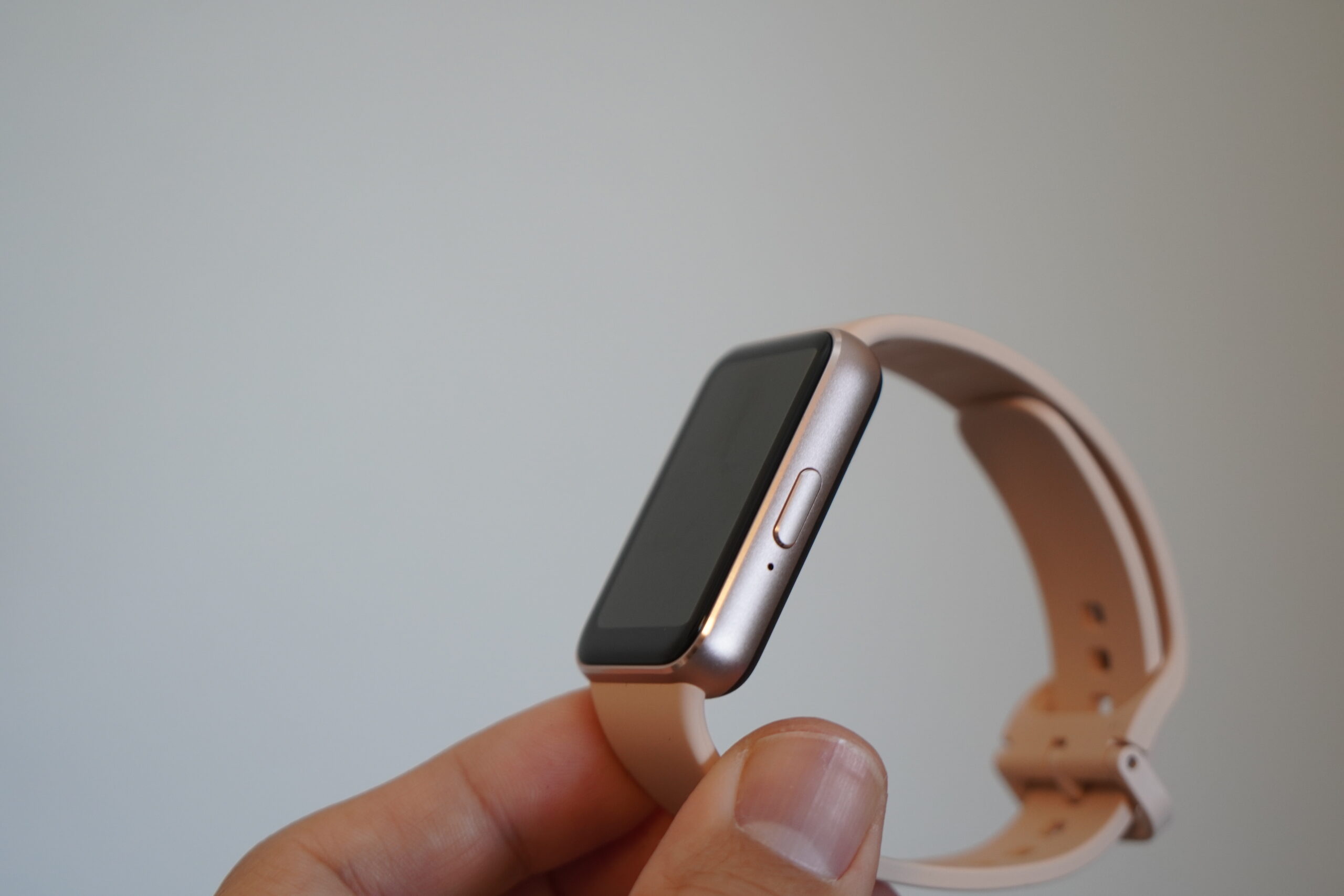 手に持ったスマートバンド。使うのをやめるときにデータをどうするかも決めておきたい