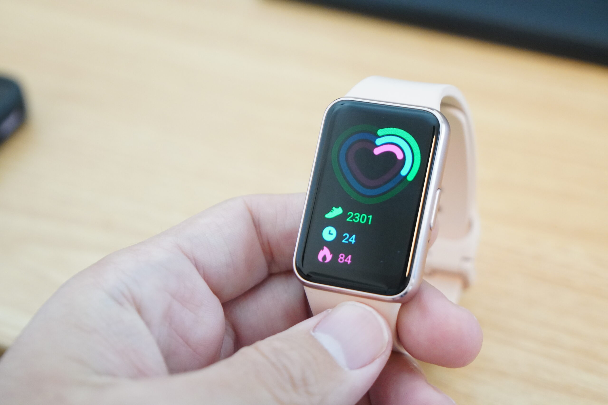 スマートバンドの画面にアクティビティのリングと歩数・消費カロリーが表示されているところ。日々の記録もPHRの一部にあたる