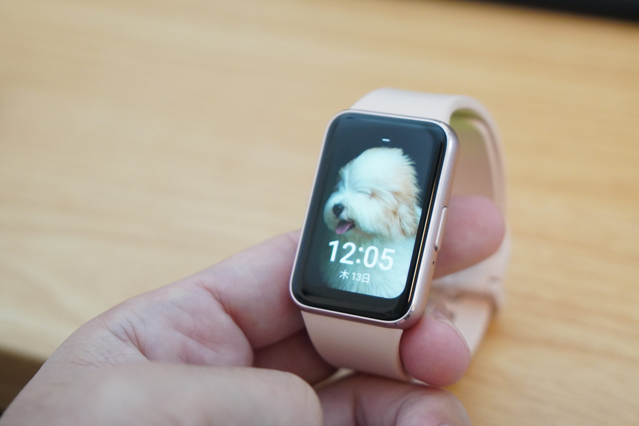 手に持ったスマートバンドの画面に時刻が表示されているところ