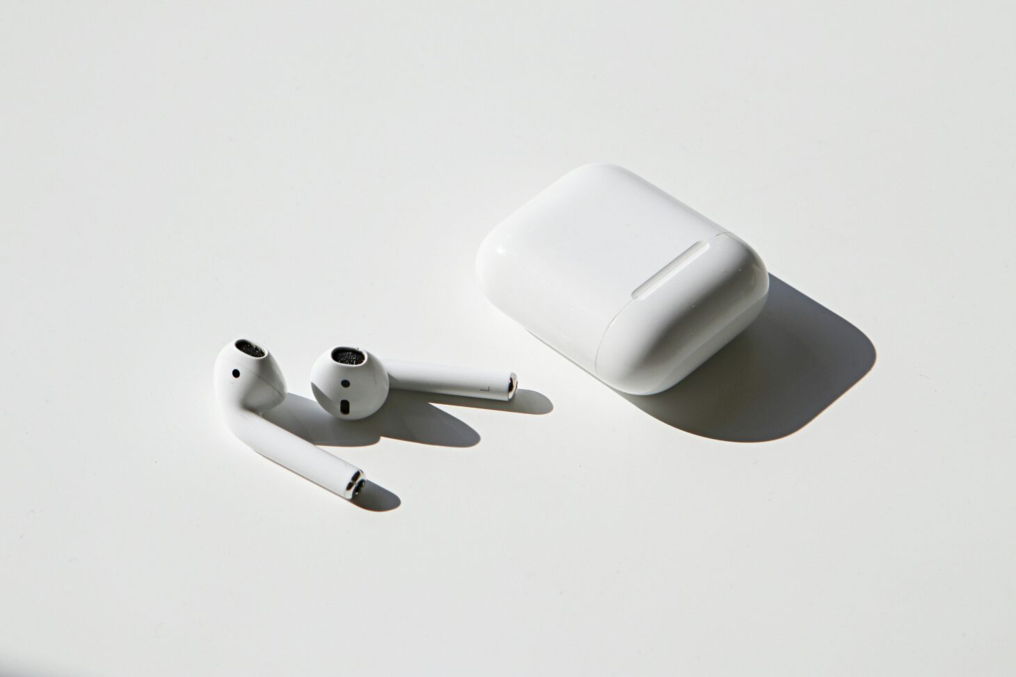 AirPodsのイメージ画像。スマートウォッチ本体は写っていない。