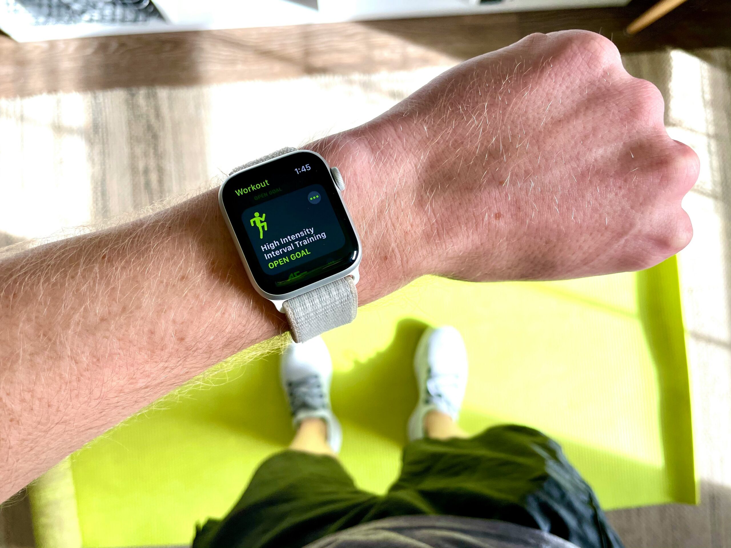 運動中に手首のApple Watchを操作する様子。watchOS 27ではDigital Crownの長押しでSiri AIを呼び出せる