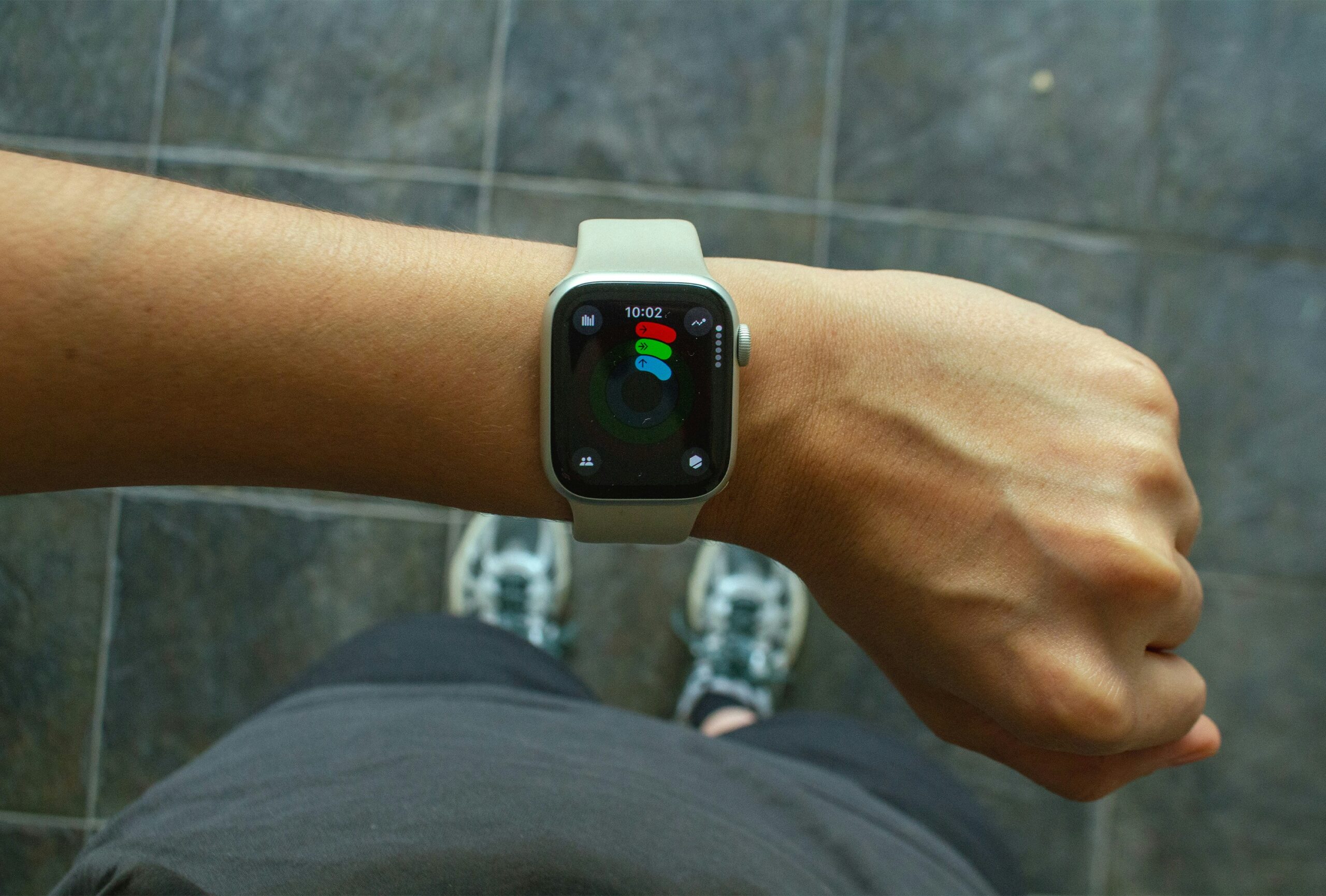 手首に着けたApple Watch。スマートウォッチが表示する1日の消費カロリーは、実際より低めに出やすい