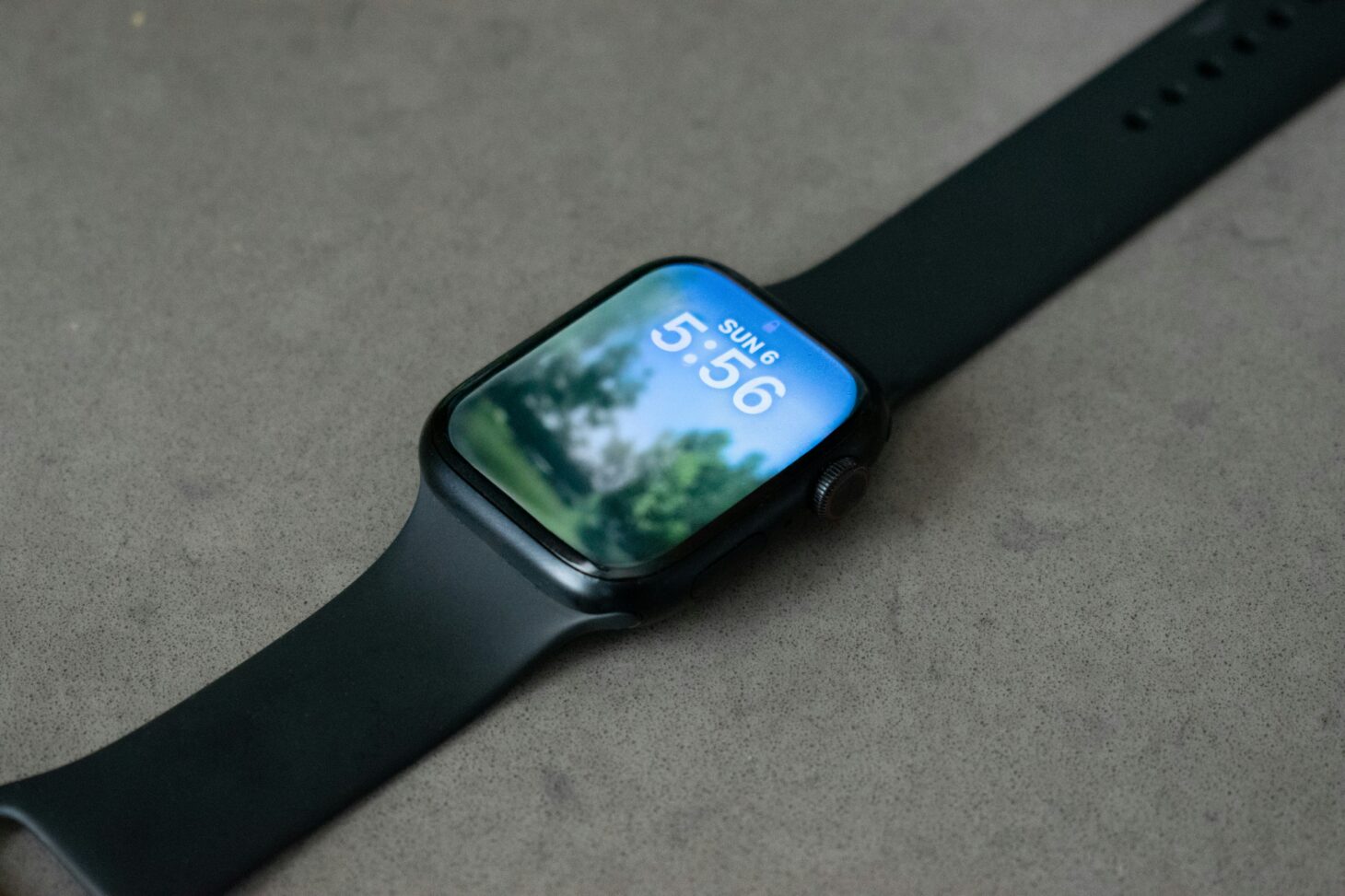 コンクリートに置かれた黒いApple Watch本体