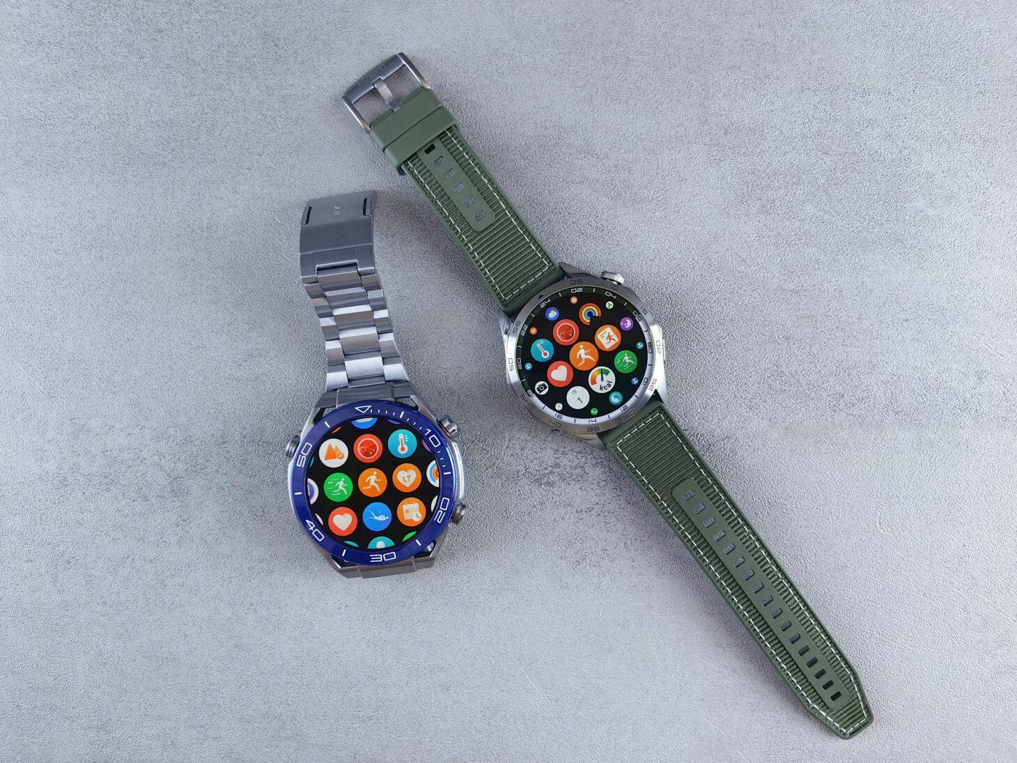 グレー背景に並べたHuawei系の丸型スマートウォッチ2台のアプリ画面