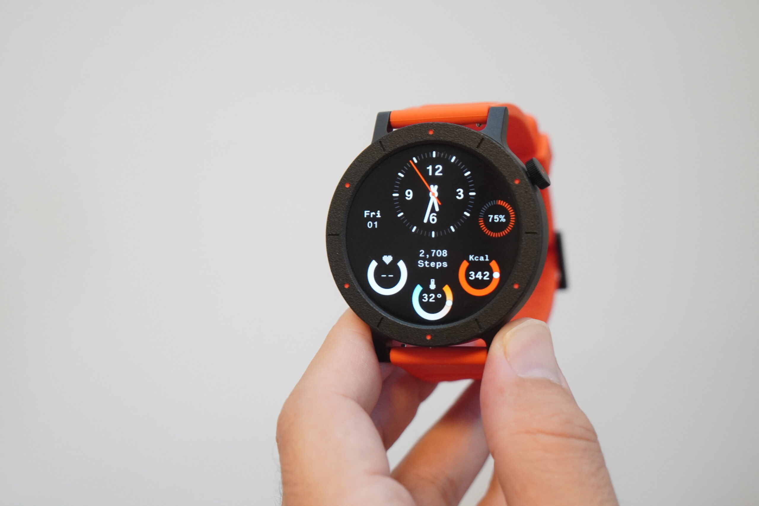 CMF Watch 3 Proの文字盤を正面から見た様子。歩数や心拍数などが表示されている