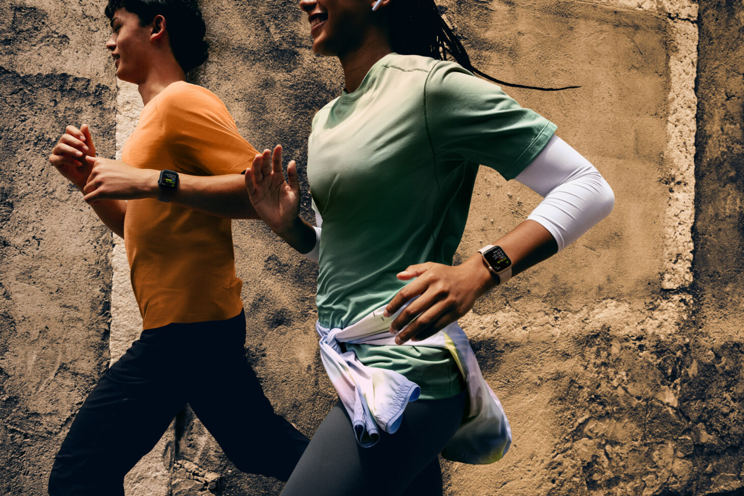 Apple Watch SE 3を着けた2人が屋外を並んで走っている様子