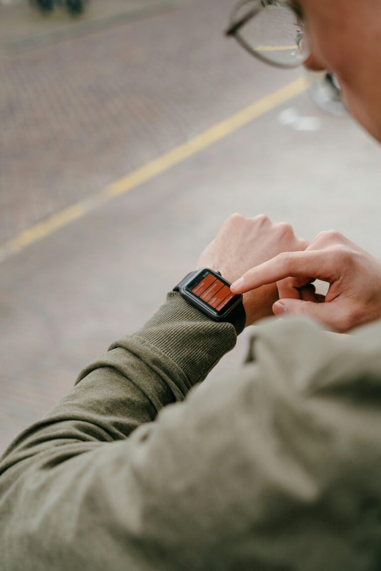Apple Watchを手首に着けて操作する様子