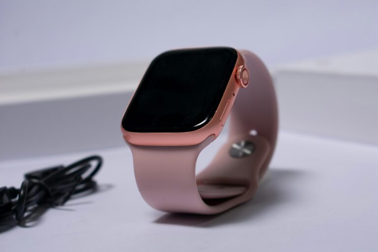 ピンクのスポーツバンドを付けたApple Watch