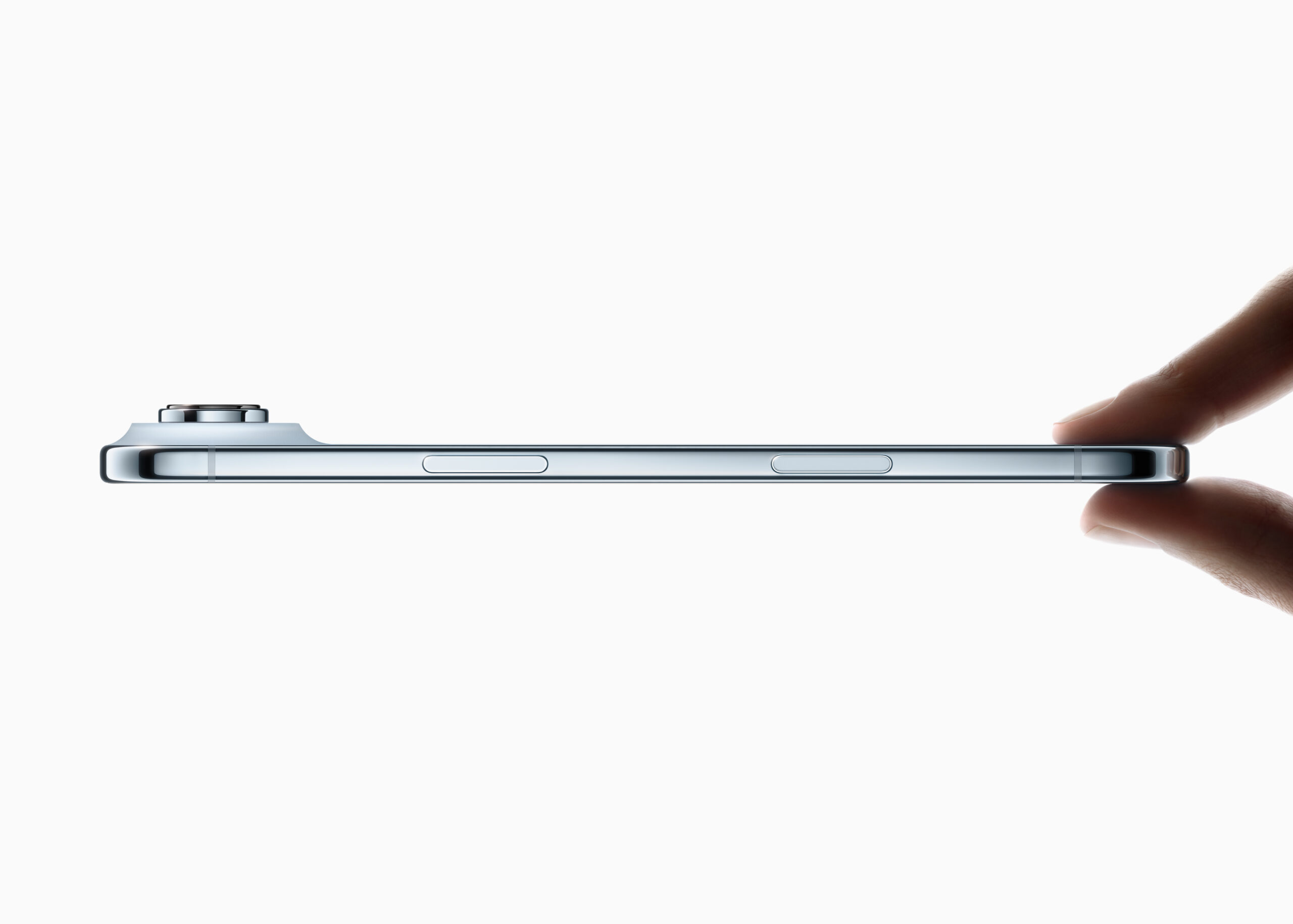 厚さ5.6mmのiPhone Airを横から見た様子。指でつまめるほど薄いチタニウムフレームのボディ