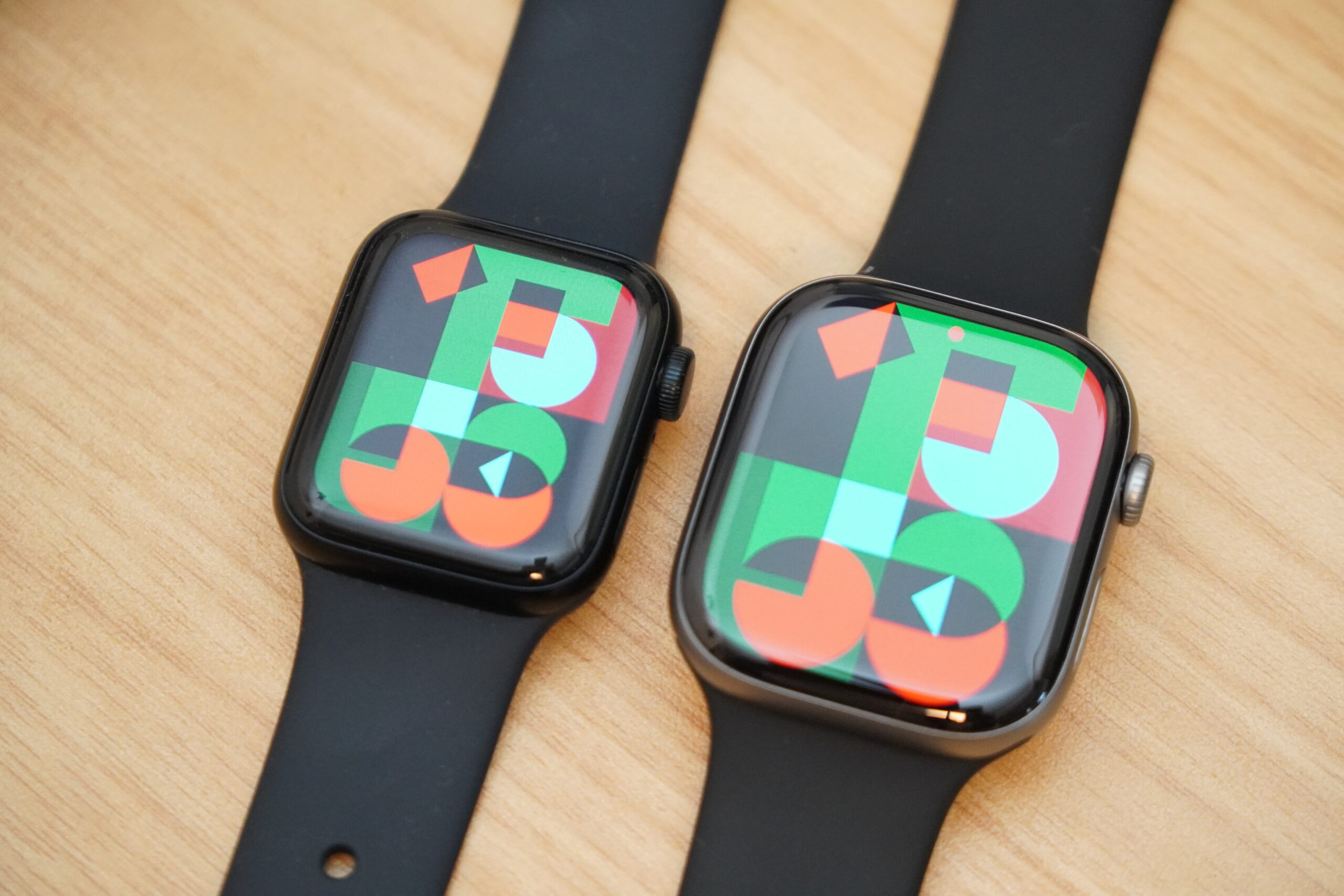 Apple Watch Series 11の42mmと46mmを並べて比較した様子