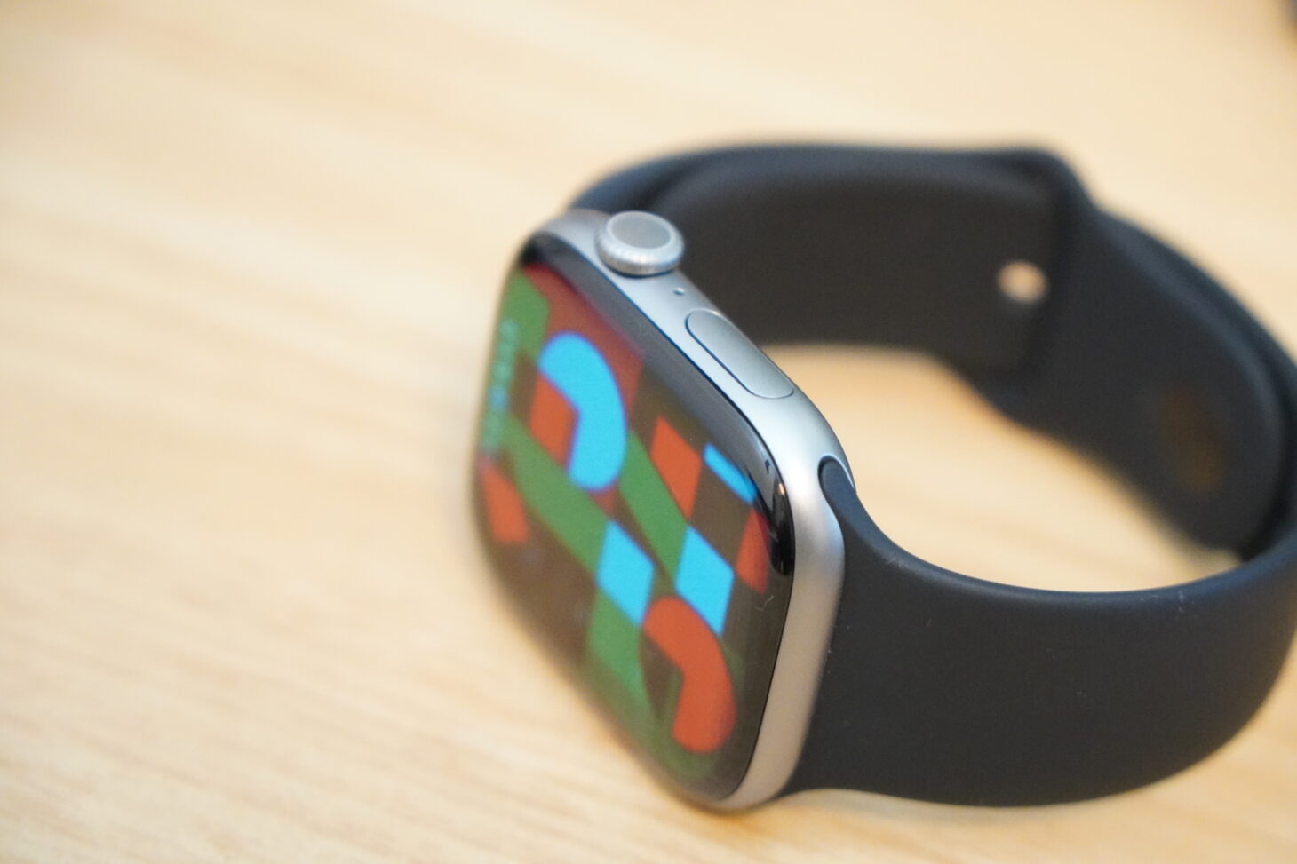 Apple Watch Series 11の本体を斜めから見た様子。アルミニウムケースとブラックスポーツバンド