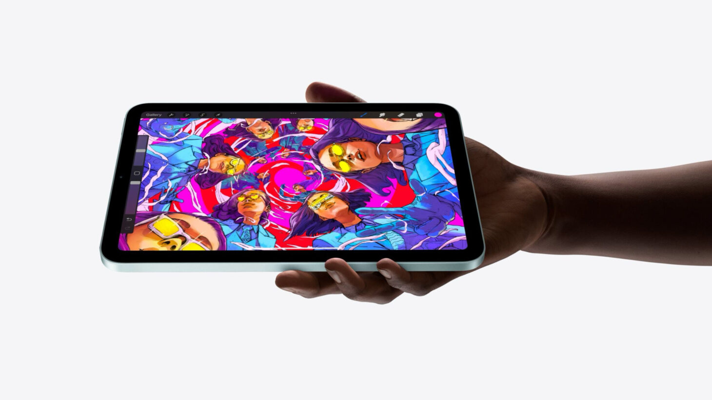 現行のiPad miniを横向きに片手で持ち、画面にカラフルなイラストを表示しているところ