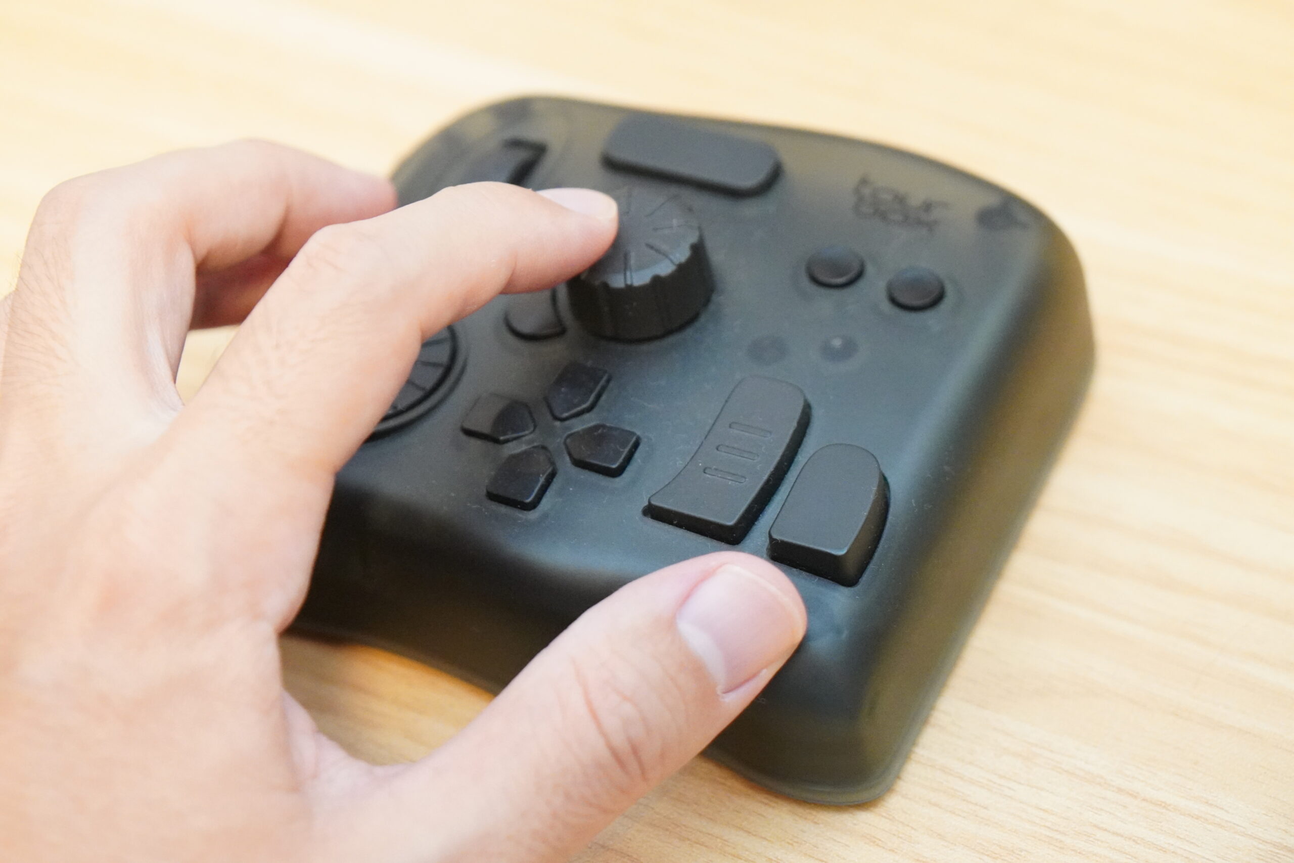 TourBox Elite の実機写真。デュアルチャンネルBluetoothで2台のPCを切り替えられる左手デバイス