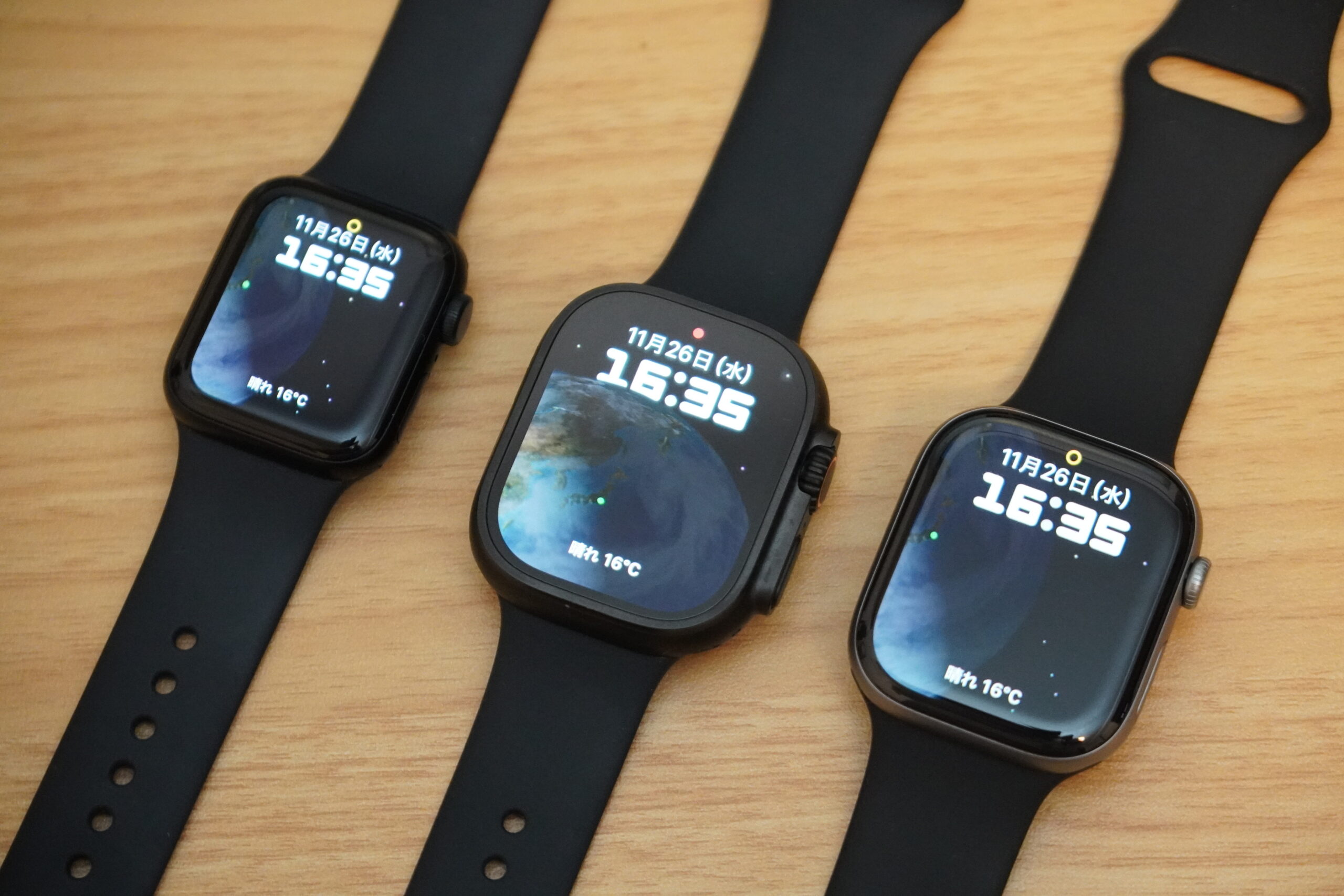 Apple Watch SE 3、Series 11、Ultra 3の3モデルを並べて比較した様子