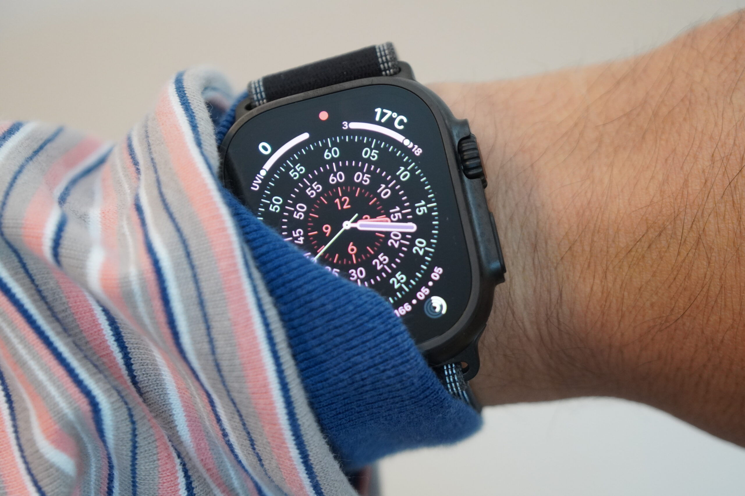 ブラックチタニウムのApple Watch Ultra 3を手首に着けて文字盤を表示したところ