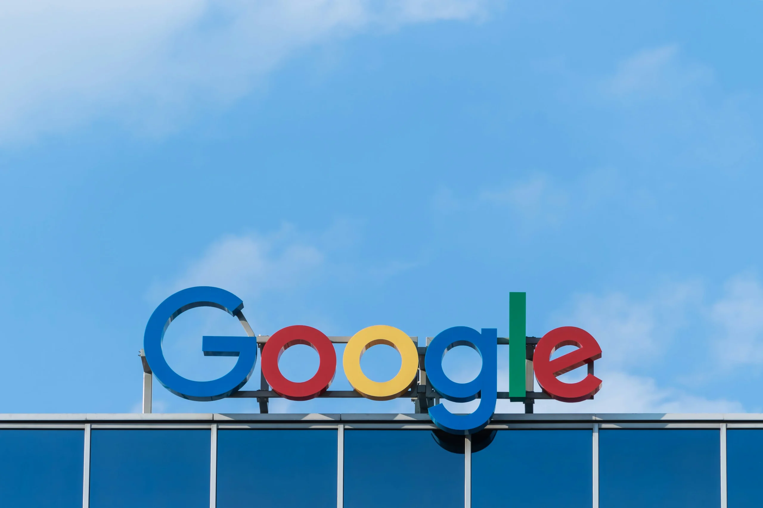 Google Pixel Watch 5は8月12日発表か？ 42mmサイズ復活・最大529ドルの値上げ・新色4色の噂を総まとめ【海外リーク】