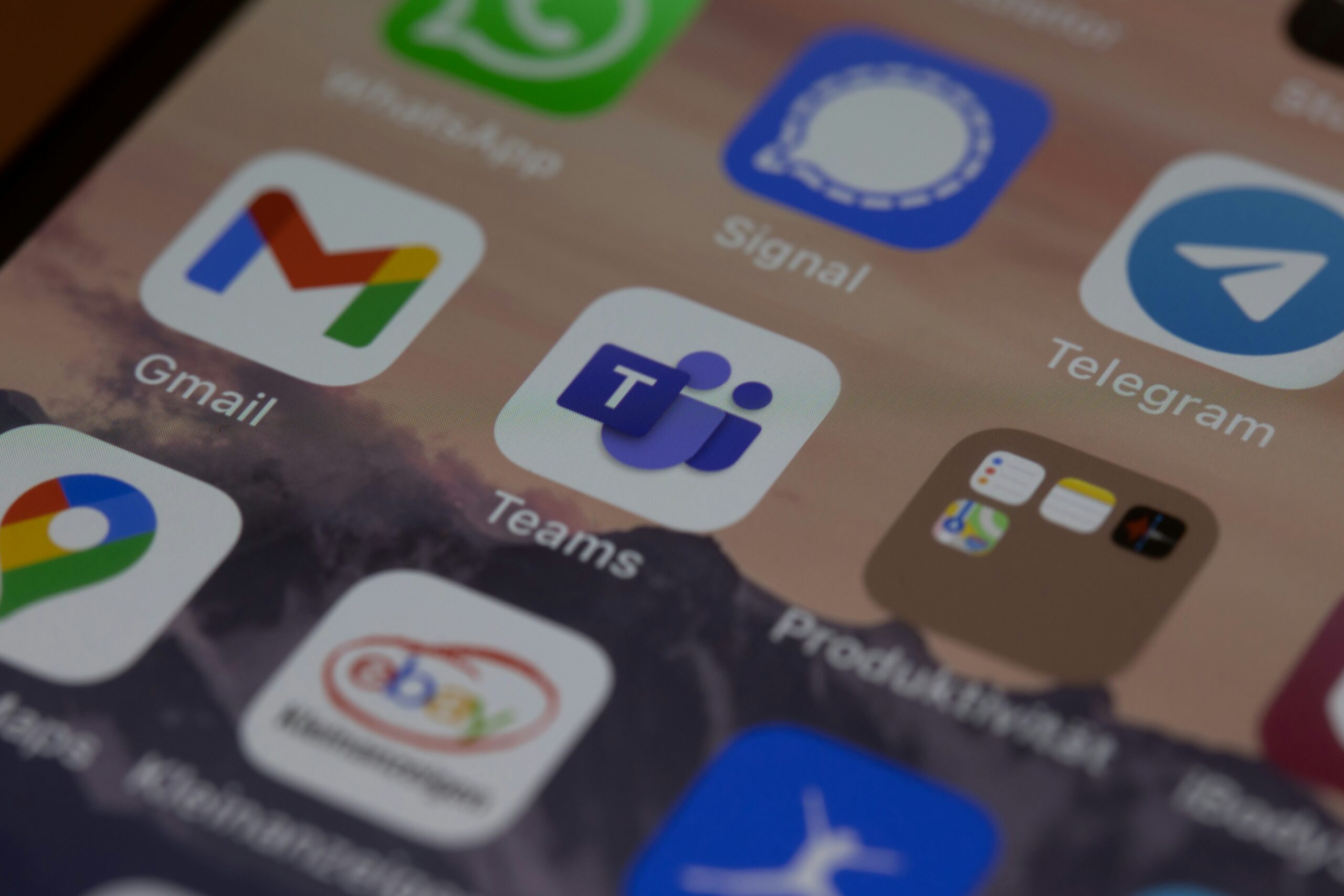 GmailやTeamsなどのアプリアイコンが並ぶスマホのホーム画面