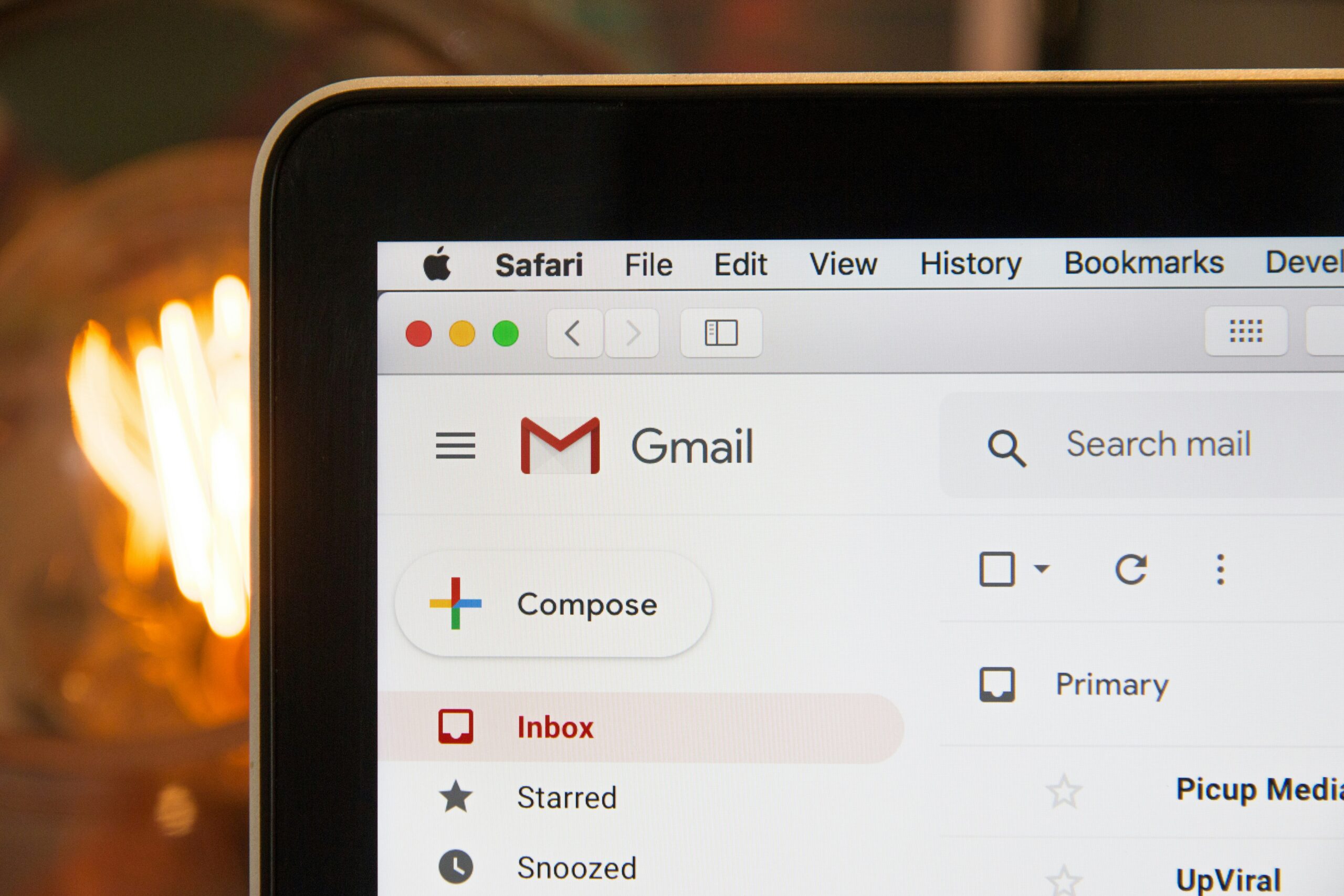 Mac画面のSafariでGmailの受信トレイを表示した画面の接写