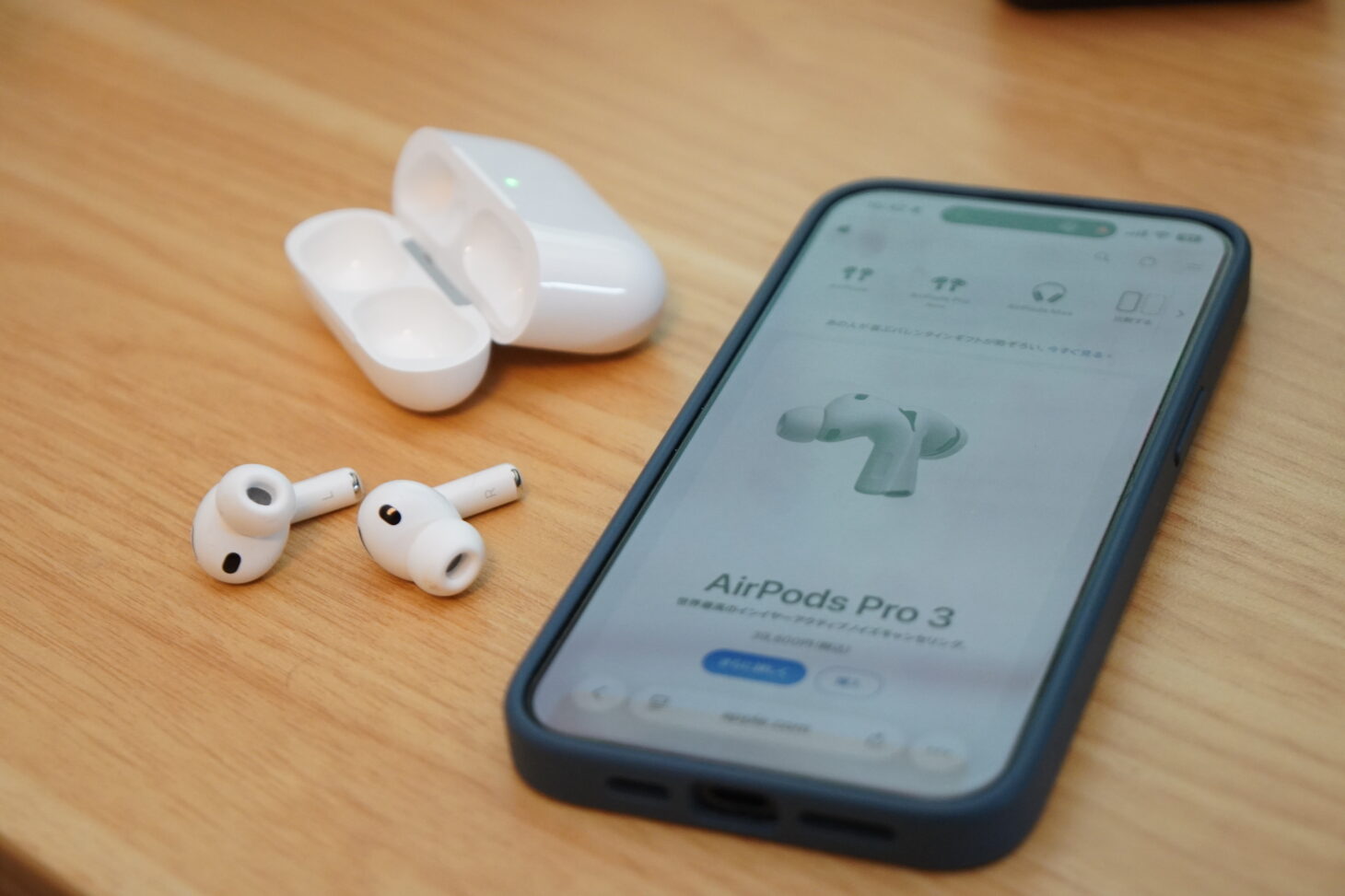 AirPods Pro 3のケースと本体、iPhoneでApple公式の製品ページを表示したところ