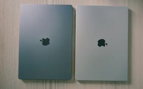 MacBookは紙1枚を挟んで閉じるだけで画面が壊れることがある｜Appleは0.1mmを超えるカメラカバーやキーボードカバーを閉じる前に外すよう案内