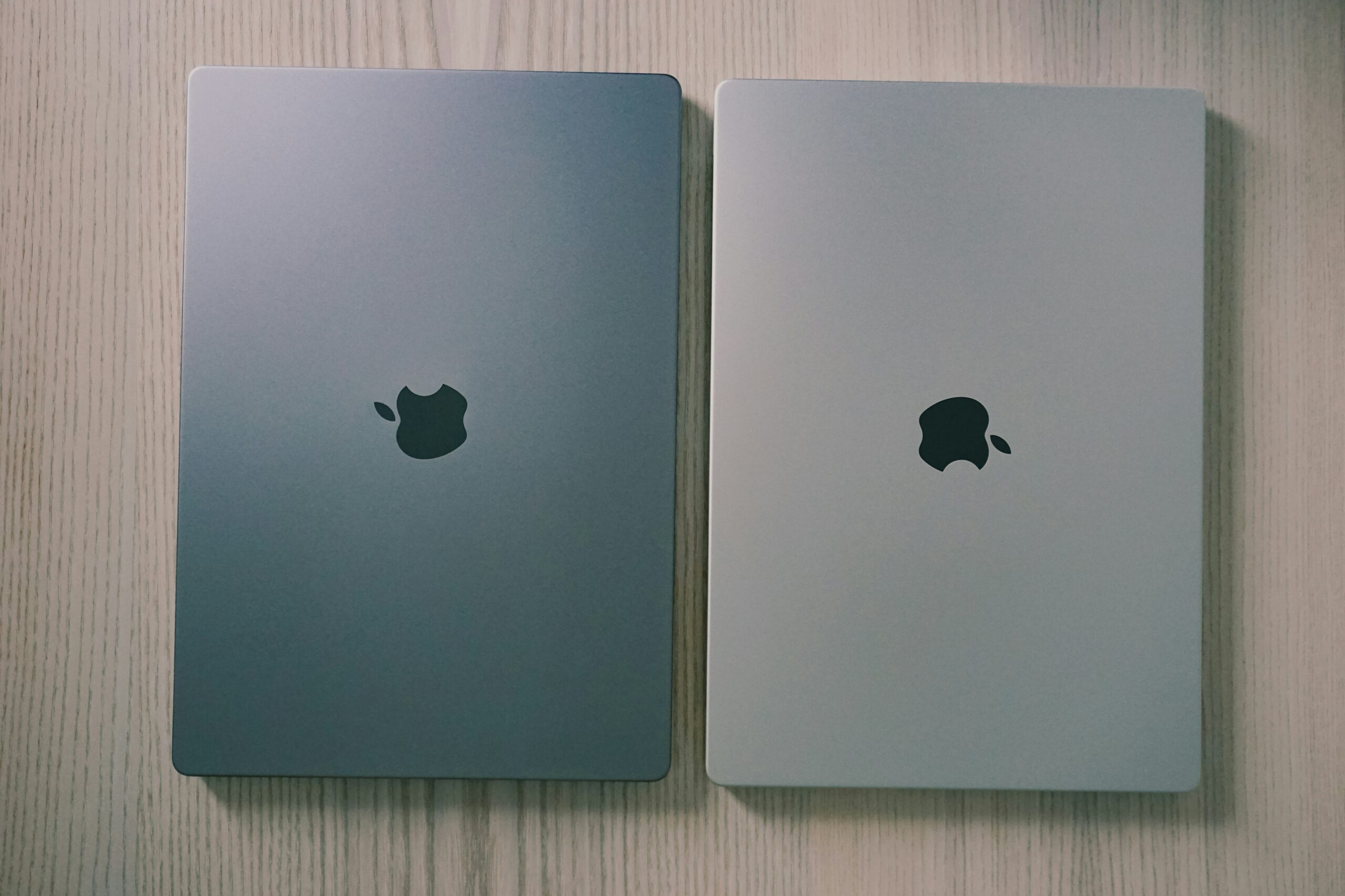 MacBookは紙1枚を挟んで閉じるだけで画面が壊れることがある｜Appleは0.1mmを超えるカメラカバーやキーボードカバーを閉じる前に外すよう案内