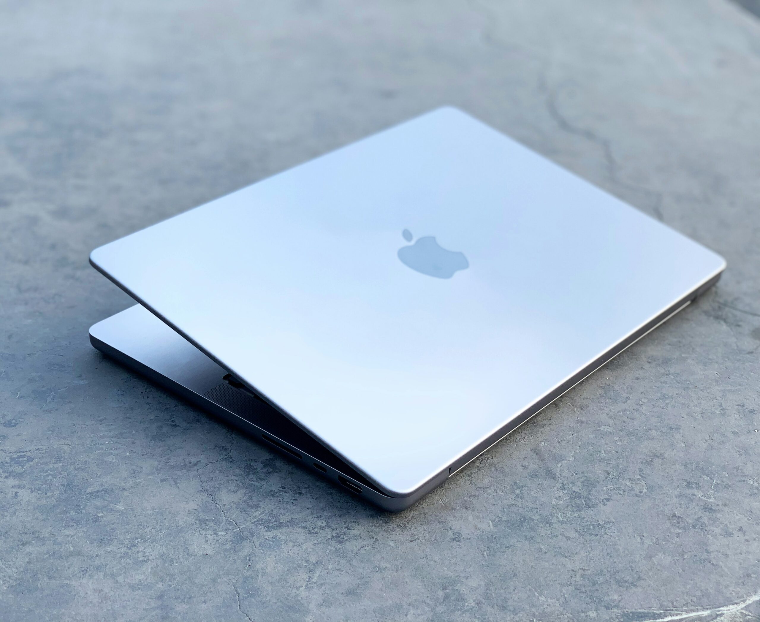 半分ほど閉じた状態で置かれたシルバーのMacBook