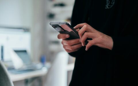 Apple WatchやiPhoneを安く落とす。オークションの「終了間際入札」はなぜ正しいのか——ノーベル賞研究で読み解く
