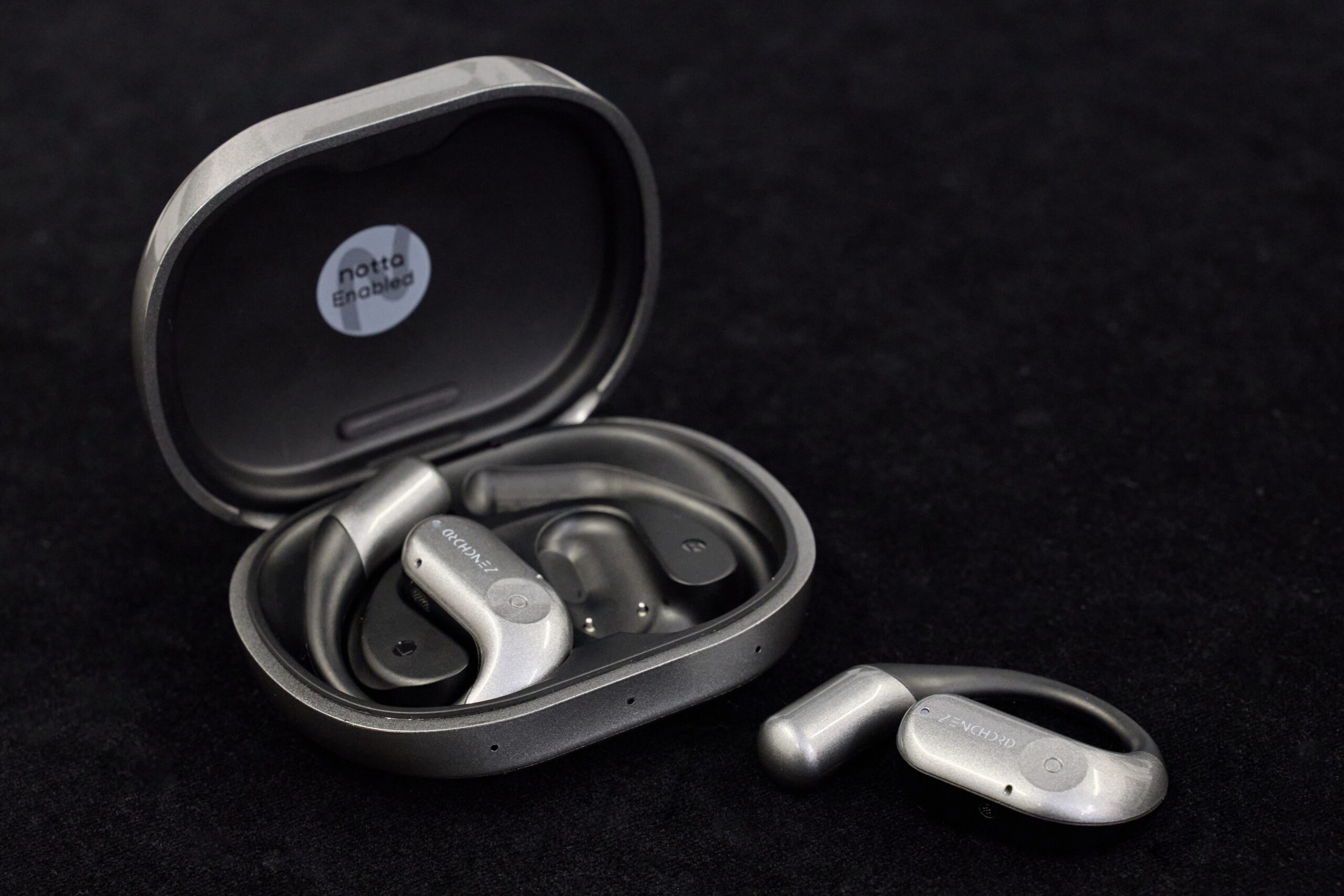 オープンイヤーで議事録が完成するAI議事録イヤホン「Zenchord 1