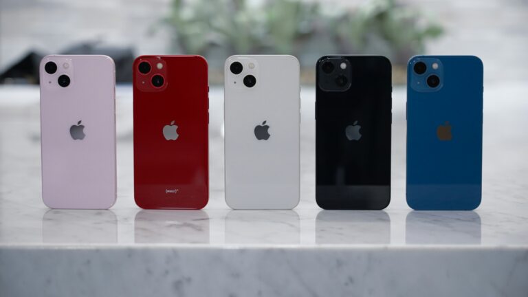 大理石調の台に並べたiPhone 13の5色の背面。カメラは斜めに配置された2眼