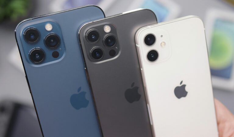 パシフィックブルーとグラファイトのiPhone 12 Pro、ホワイトのiPhone 12の背面を重ねて並べた様子