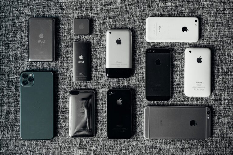 グレーの布の上に歴代のiPhoneとiPodの背面を並べた俯瞰写真。初代iPhoneからiPhone 11 Proまで並ぶ