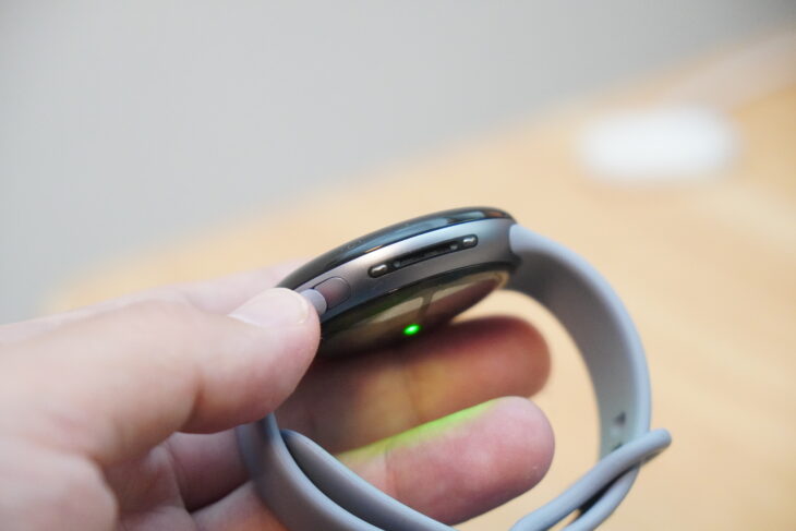 Pixel Watch 4の急速充電ホルダーを手に持ったアップ写真。コンパクトなサイズ感と一体型ケーブルが確認できる