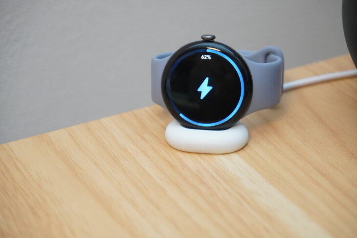 Pixel Watch 4の急速充電ホルダーをデスク上に設置した様子。ケーブルが一体型でスッキリとまとまっている