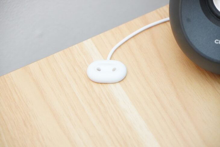 Pixel Watch 4をサイドマウント式ホルダーに装着した状態。時計が縦に立ち、時刻とバッテリー残量が表示されている