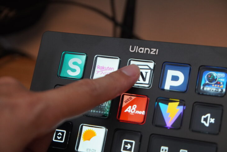 Ulanzi D200X Creative Deck デスクに設置した様子