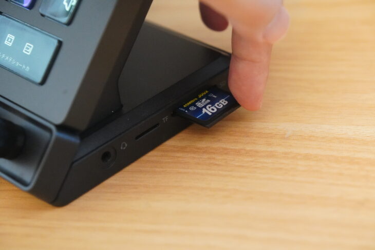 Ulanzi D200X Creative Deck 背面にケーブルを接続した様子