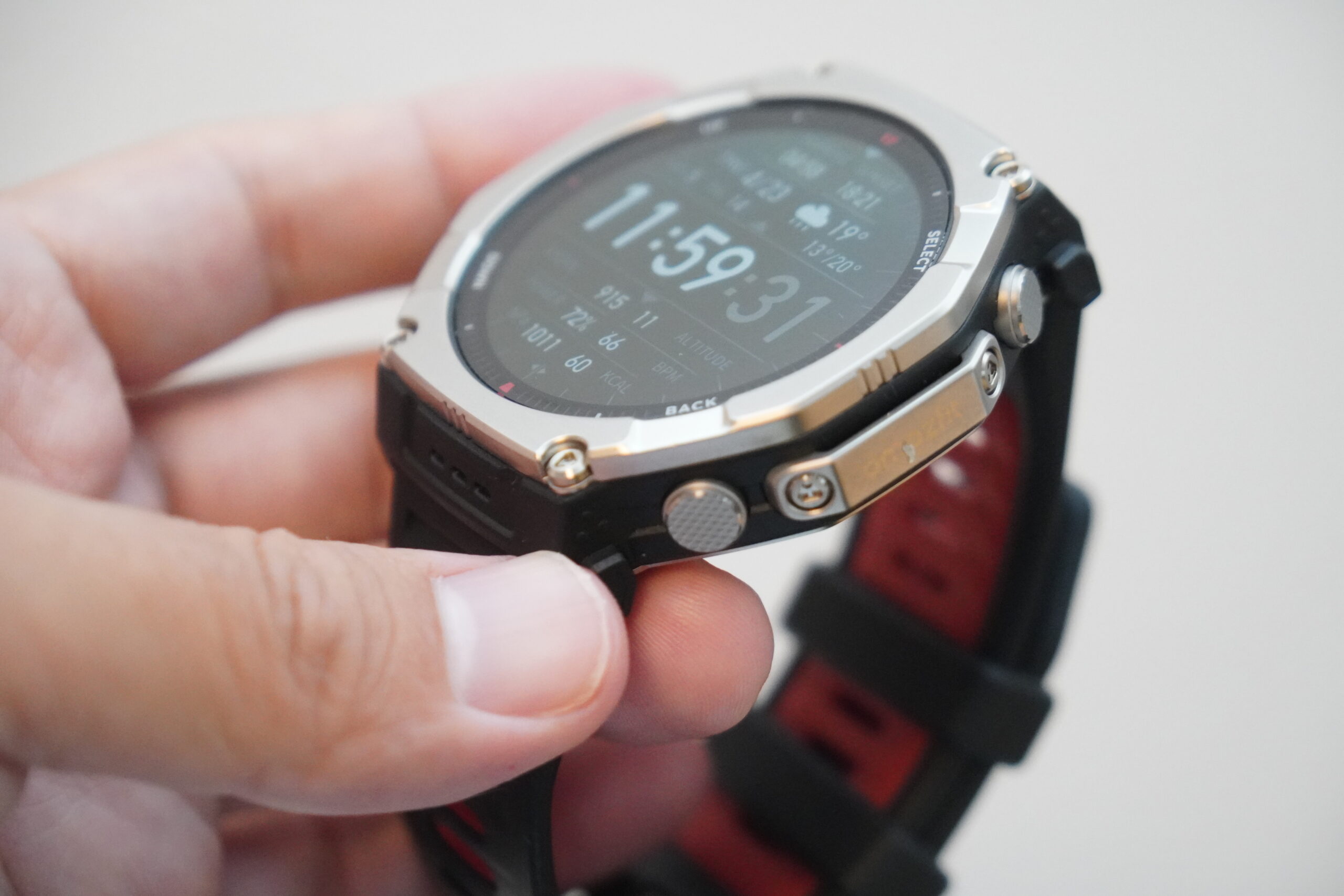 Amazfit T-Rex Ultra 2の側面ボタンとケースの造形（編集部撮影）